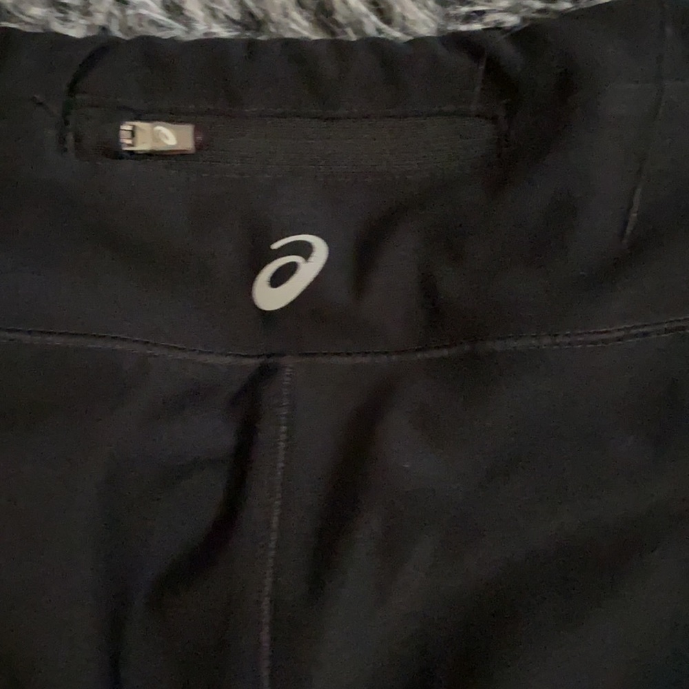 Well loved ASICS exercise capris - Picture 3 of 4